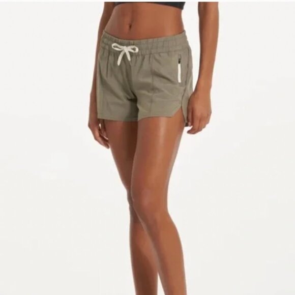 Vuori Pants - Vuori Clemintine Active Shorts in Light Oregano